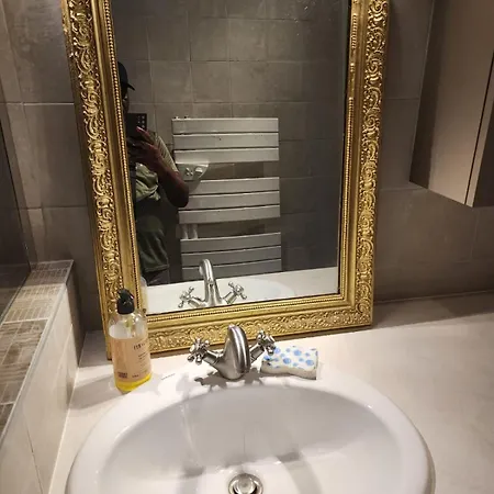 Διαμέρισμα Bright 2-bedroom In *